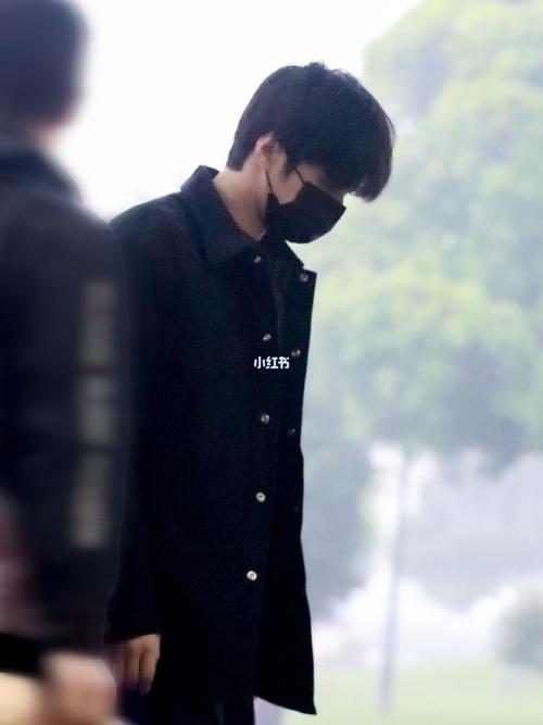 刘耀文机场照片_刘耀文_娱乐_明星娱乐资讯