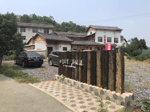 这里是七星村自行车绿道的站点,身后的陈家院子大木楼