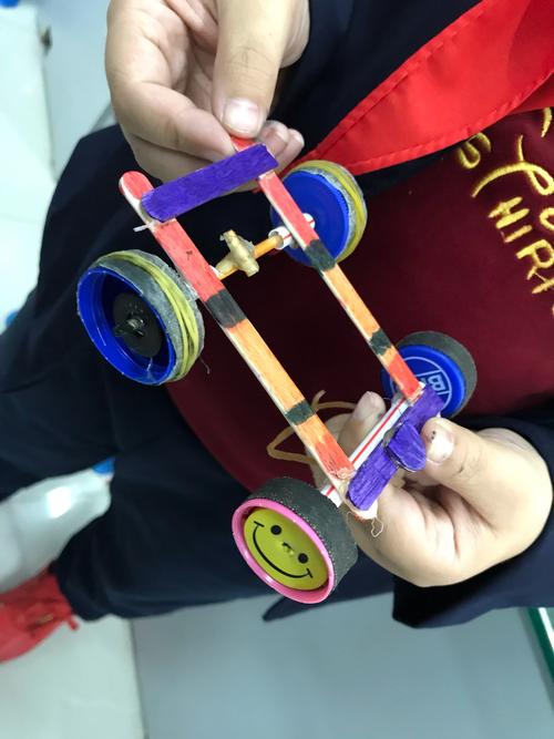 橡皮筋动力小车 写美篇         在整车的设计中,我们主要考虑的是