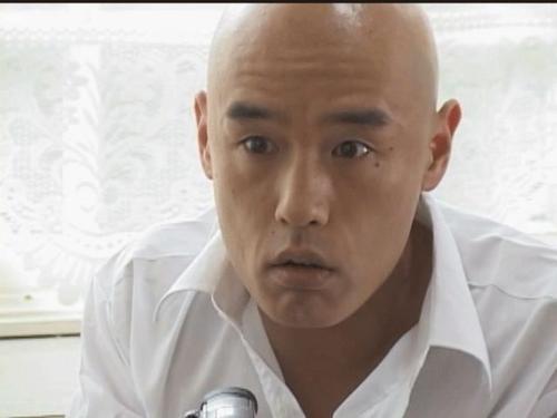 神风队的老大就是这个长得像穿得也像东尼大木的光头男——杉山.