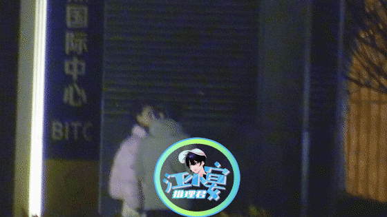 郭麒麟蒋依依##郭麒麟与女子街头亲吻