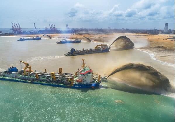 中国南海新岛屿初见雏形: 填海造岛, 3500米机场跑道拔地而起