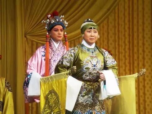 文化 正文  上海京剧院青年演员上演京剧《王宝钏》,最后一出《大登殿