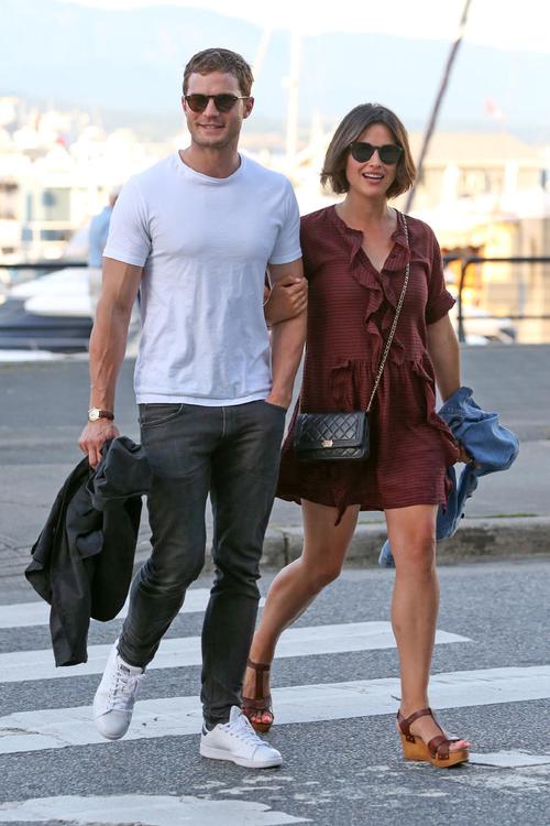 南叔詹米多南携爱妻现身温哥华街拍秀恩爱