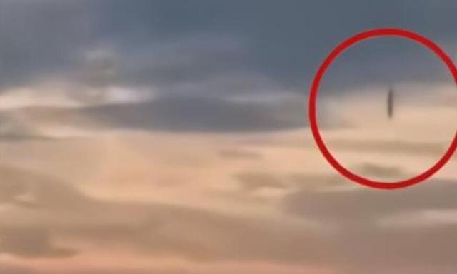 伴随巨响,浙江嘉兴天空中掉下个不明物体,挖了1米多还
