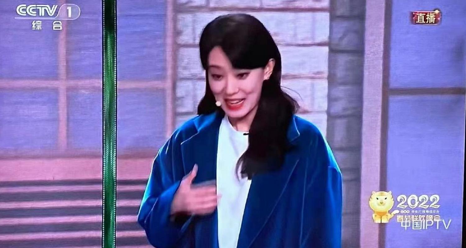 【张小斐同款大衣10分钟售罄 】#2022年央视春晚# 明星春晚穿搭有多绝