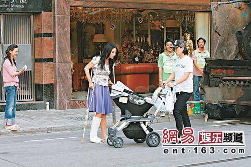 骆应钧到跑马地拍摄外景,扮成瘸子的廖碧儿撑着拐杖一瘸一瘸极为神似