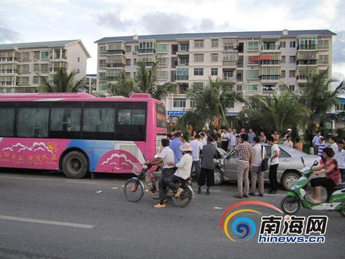 6月17日下午,海南省三亚市凤凰路海航学院路段发生一起车祸,一辆