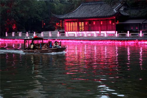 2021年7月4日,浙江省杭州市上塘古运河夜游项目开启.