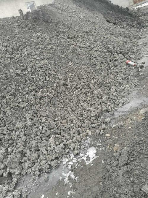  p>北方人烧炕时,炉子里柴火或煤炭燃烧后剩下的灰渣.