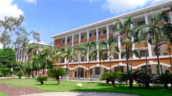 南宁市第三中学 南宁三中是广西首批重点中学,广西首批示范性高中