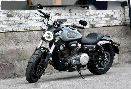 整体外观以圆形为基调,整体的用料质感有别于哈雷和印第安的钢铁质感