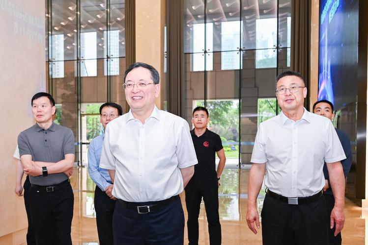 缪昌文院士受邀到湖北交投交流访问