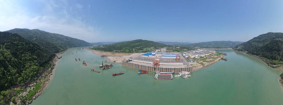 随着鸣笛声响起,10艘货船浩浩荡荡抵达广元港昭化港区红岩作业区,在