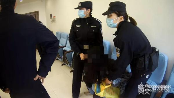 擅自录像袭击法警女子大闹法庭被罚