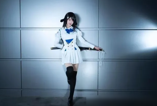 15岁初中生cos鸟海走红,腿比刺刀还长一大截,网友:这有谁扛得住?