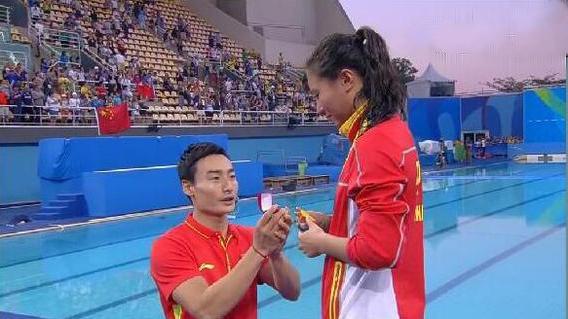 颁奖仪式秦凯向何姿求婚