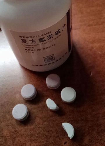 明明是过期药六旬老伯非要掰成两半省着吃真相令人心疼