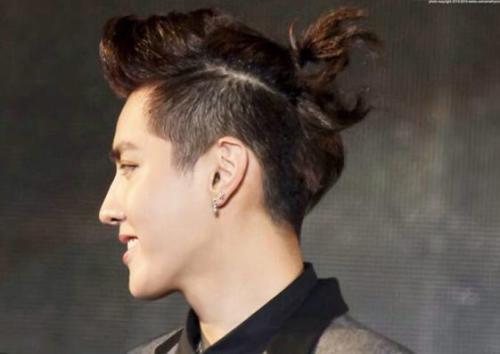 男生头发怎么扎起来