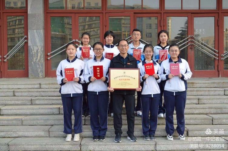 第六届大赛颁奖典礼上栖霞一中师生与全国著名科幻作家刘慈欣老师