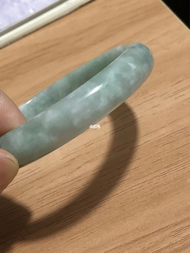 这镯子是注胶的吗