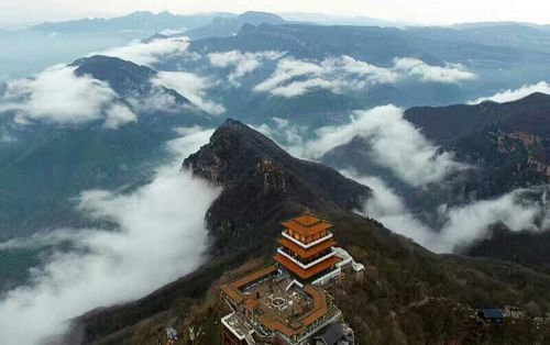 王屋山景区位於济源市的西北部,是中国古代九大名山之一,道教"天下