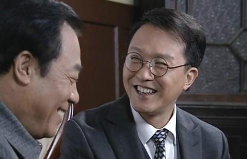 有吴敬中罩着,余则成杀了李涯也没事,三个原因让余则成无法动手