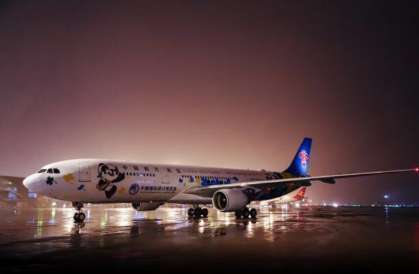 南航"进博号"飞机首次亮相成都