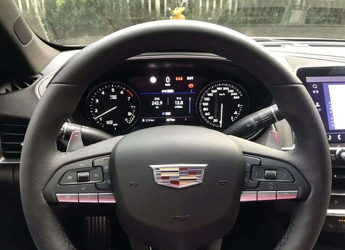 老司机新手 第一辆车翻牌凯迪拉克ct5