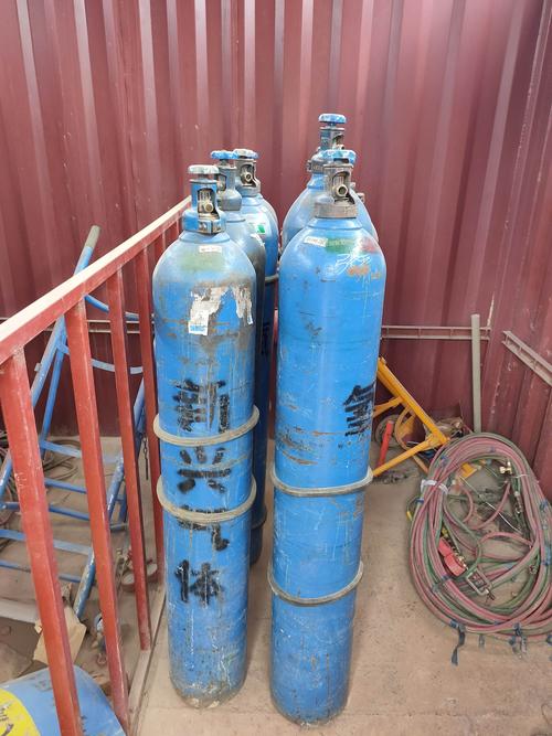 新增隐患氧气瓶间氧气瓶未设置防倾倒措施