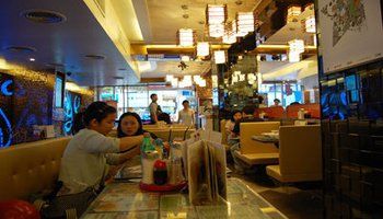 作为香港老字号,翠华茶餐厅几乎是港式饮食文化的代表.