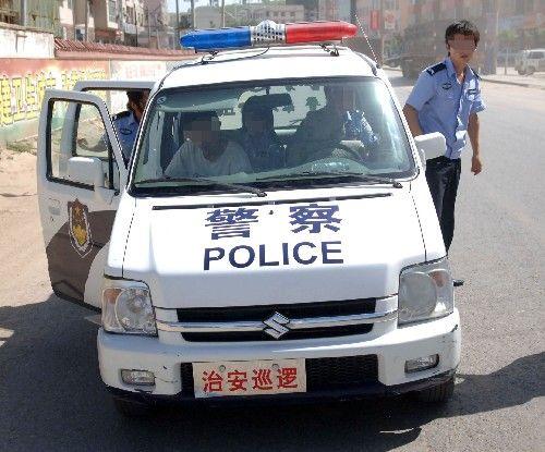 无牌警车横山街头巡逻 5名乘员无一正式警察