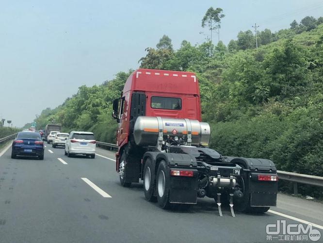 红岩杰狮c6 lng牵引车