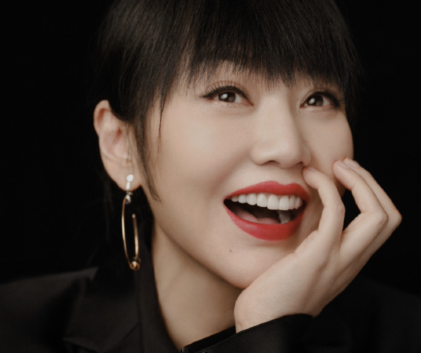 1/ 12 闫妮性感写真集,高级黑色礼服搭配纱质丝巾,知性优雅,魅力四射