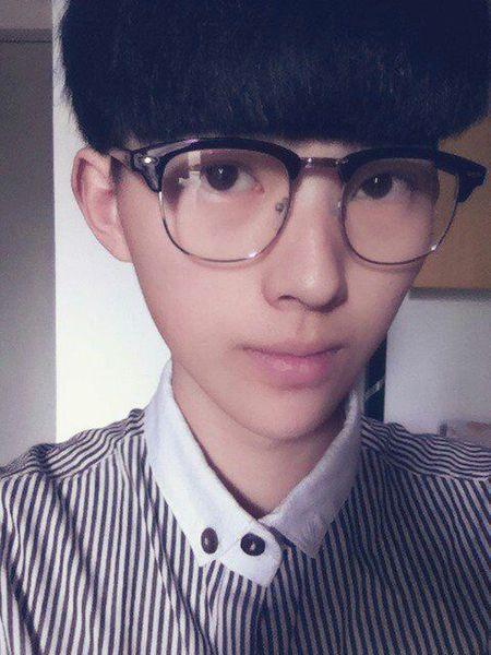 求5张初中男生 照片 必须是 同一个人 帅点的