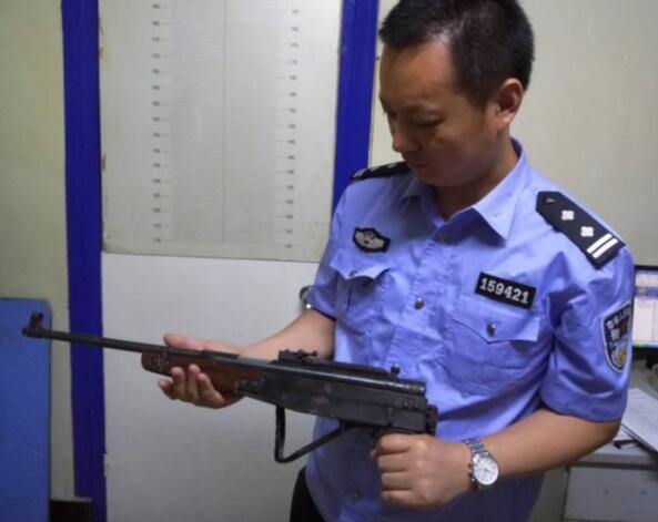 七贤配货市场南侧大片建筑垃圾裸露周围路面布满灰尘