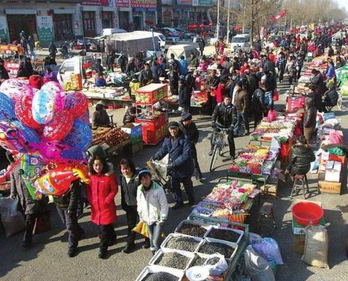 农村集市上最常见的东西,"狗皮膏药"变陷阱,第三种骗了很多人