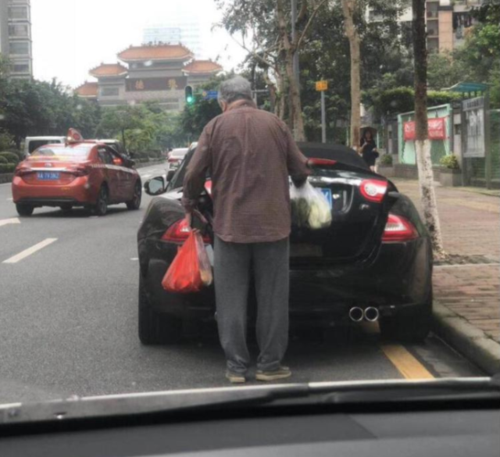 大爷开300万敞篷超跑买菜,看到车牌后,网友:这个大爷