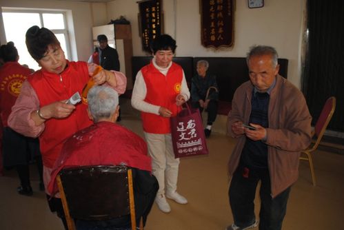 葫芦岛市志愿者3月8日连山区敬老院关爱老人献爰心