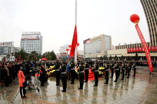10月1日清晨,内蒙古首府呼和浩特市在新华广场举行国庆升国旗仪式,8时