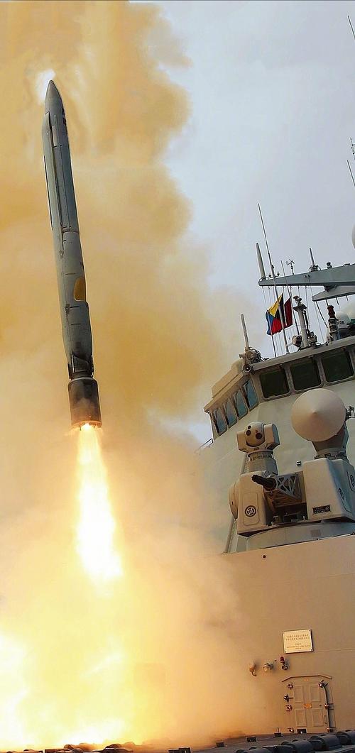 鹰击18清晰发射图 从外形上看,鹰击18与俄罗斯3m-54"俱乐部"导弹确实