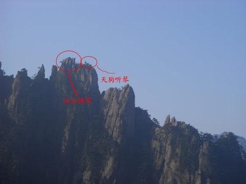 狮子抢球——就像从动物园跑出来的两头狮子,站在山顶的悬崖上