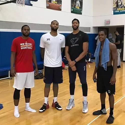 考神浓眉哥终于和他一起训练了!下赛季他们绝对会让全