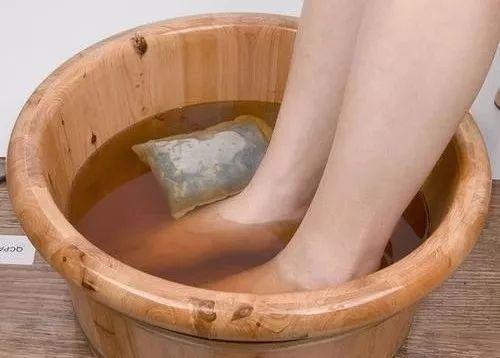 每天睡前用热水泡脚,久而久之,身体会"体会"到3个好处