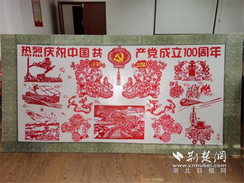 武昌七旬老人制作大型剪纸作品 献礼建党100周年
