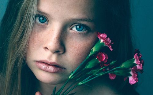 壁纸 雀斑女孩,脸,紫色康乃馨 1920x1440 hd 高清壁纸, 图片, 照片