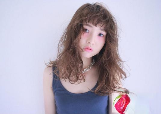 复古少女感卷发发型 减龄性感卷发最有桃花运