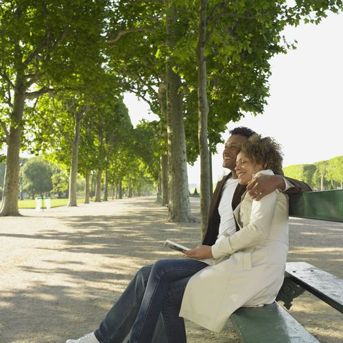 椅子上拥抱的情侣图片