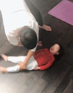 谢楠罕晒儿子赤膊照,6岁吴所谓手臂肌肉线条明显,长成