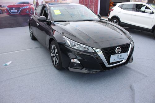 日产"经典之作":2021款天籁实拍,价格"缩水",cvt换挡顺滑